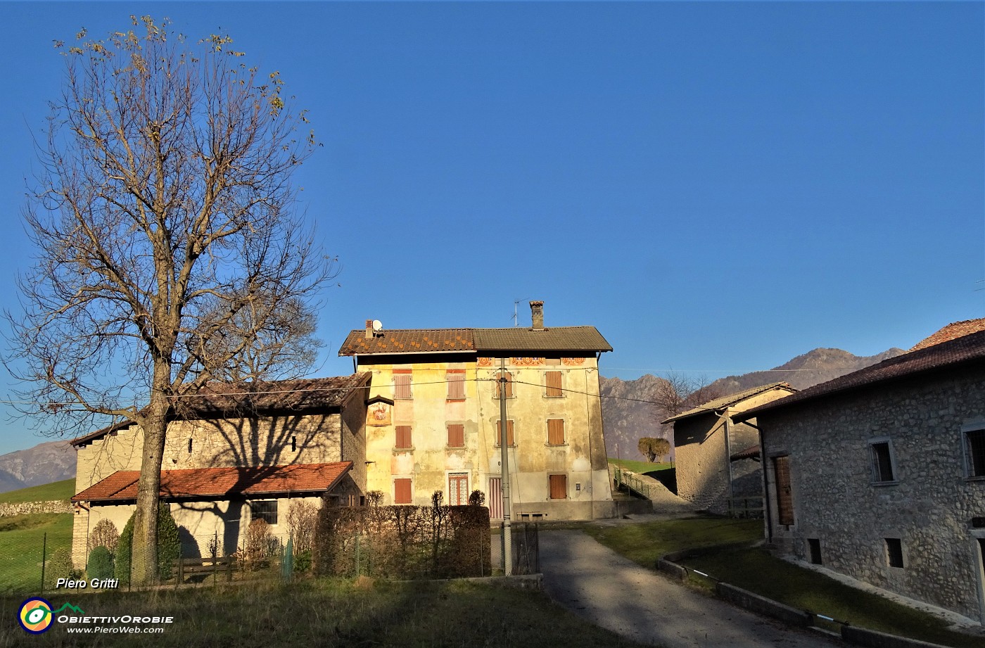 75 Seguendo la strada asfaltata scendo alla contrada Pos. Castello, panoramica sulla Val Serina.JPG